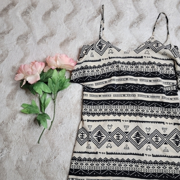 Blu Moon Ivory Black Ruffle Sleeveless Aztec Print Blouse Size 1 - Picture 5 of 11